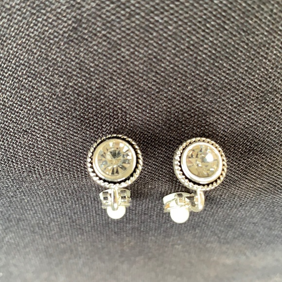 Jewelry - NWOT  Round black/silver clip earrings